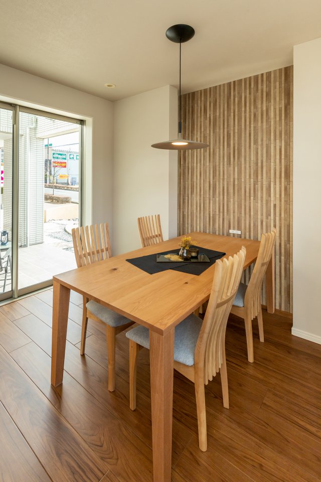 エコカラットを使用した和の雰囲気を味わうことができるダイニング。DKから脱衣室までを繋ぐことで水廻りの動線が良くなりました。