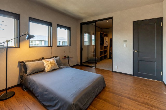 落ち着いた雰囲気の主寝室は、シックな装いのWICと書斎を併設しました。