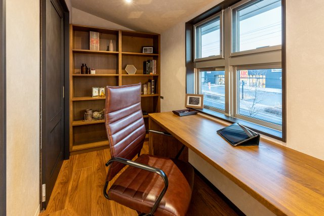 読書やパソコンなど趣味を楽しんだり、作業ができるようになってる書斎スペース。