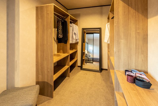 まるでブティックのようなお洒落なWIC。毎日のコーディネートが楽しくなりそうですね。