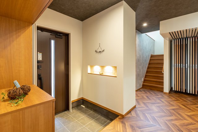 ヘリンボーンスタイルの床が特徴的です。デザインを確認できるよう多数の建具を揃えています。