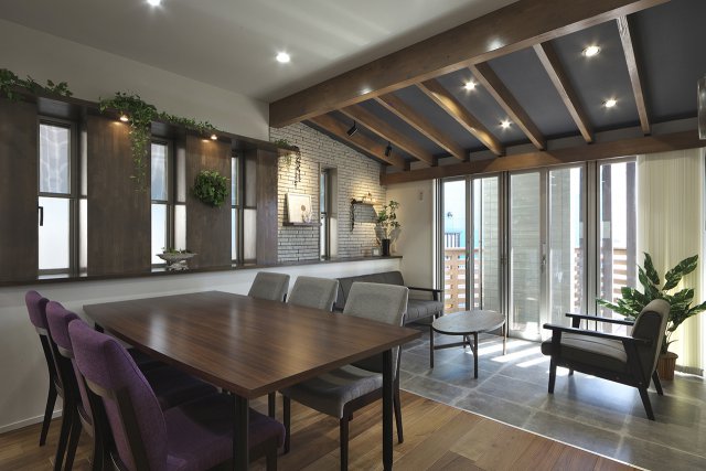 落ち着きのある色あいでまとめた上質なくつろぎ空間。
屋外のウッドデッキとのつながりを感じられるように、室内の床にモルタル風のフロアータイルを使用しました。