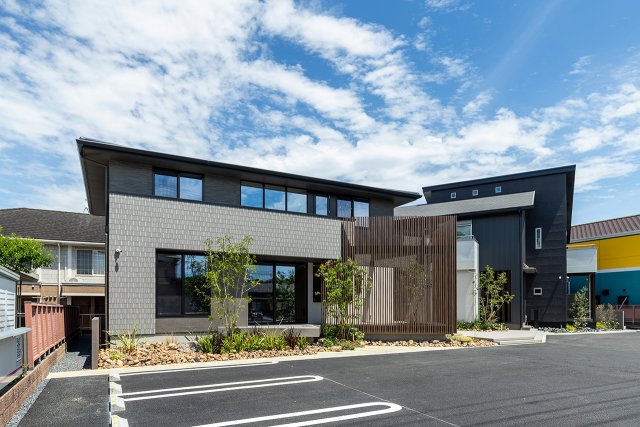 2つの異なる外観をご覧頂けます。北棟の外壁はタイル貼り+塗り壁+サイディング貼りを組み合わせています。