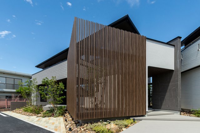 トラディショナルな印象の縦格子を斜めに配置することで奥行き感と陰影感が強まりました。