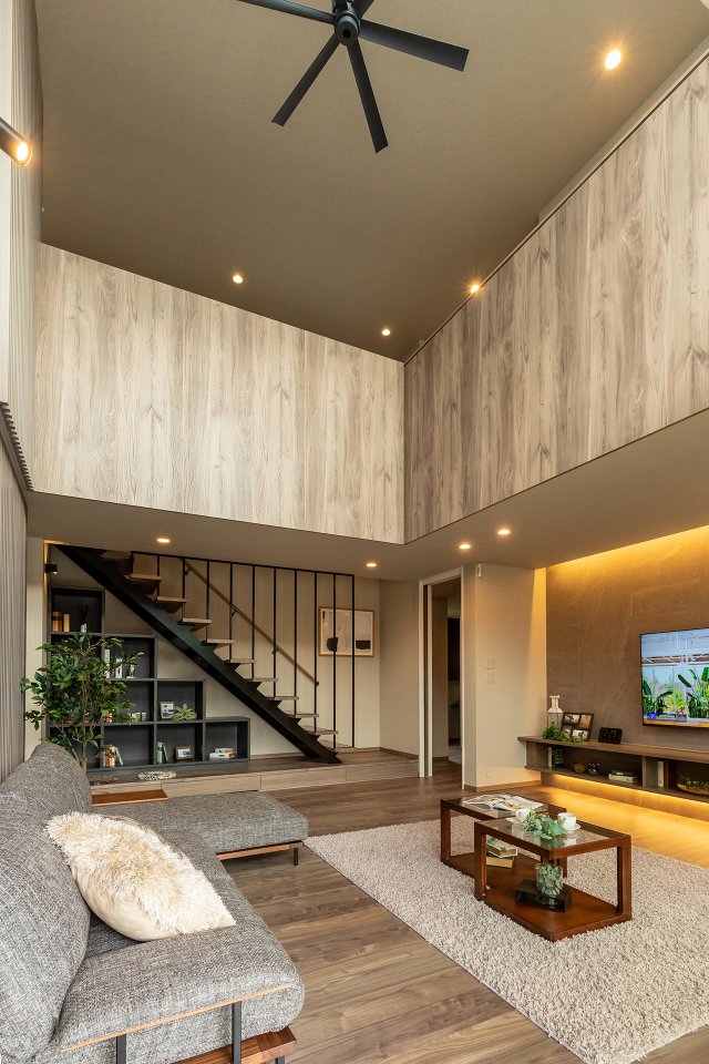 吹き抜けと隣り合う開放感のあるホールは、窓から温かな陽光が差し込む居心地の良い空間。