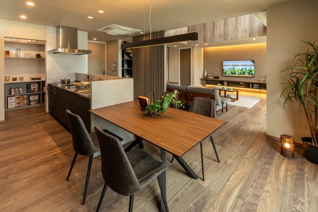 広々としたパントリーには食材や日用品に加え、冷蔵庫までもが収納いただけます。お菓子作りやパン作りなどにも活用できるカウンターを設置し、ミセスルーム仕様に仕上げました。