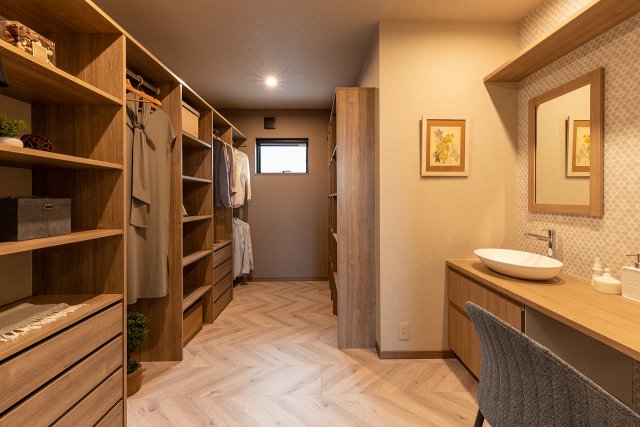 ウォークイン・クローゼット内にパウダーコーナーを設けました。毎日のメイクやコーディネートがスピーディーに行えます。特別感のある演出で、身支度するのが楽しくなりそうですね。