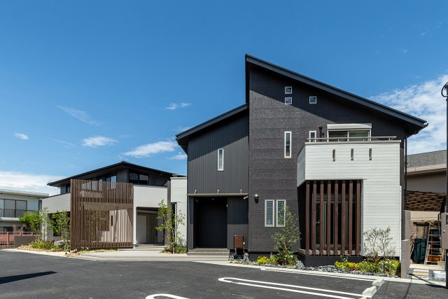 南棟はブラックのガルバリウム鋼板とシルバーのサッシフレームをアクセントにして、モノトーンでまとめました。