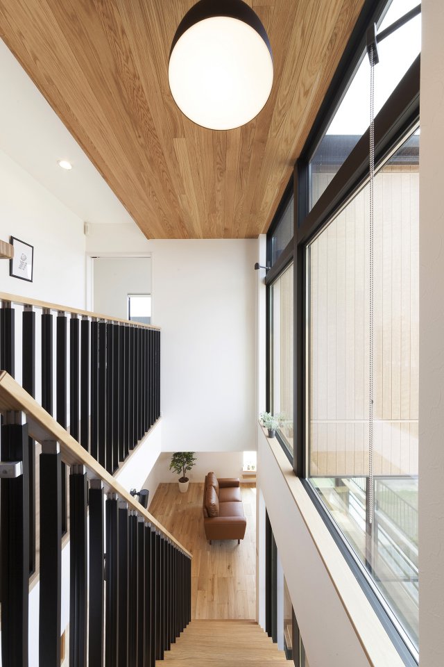 高さ5m超の吹き抜けに映えるオープン階段。
連層窓からは光がふんだんに降り注ぎ、寛ぎの空間を明るく包みます。