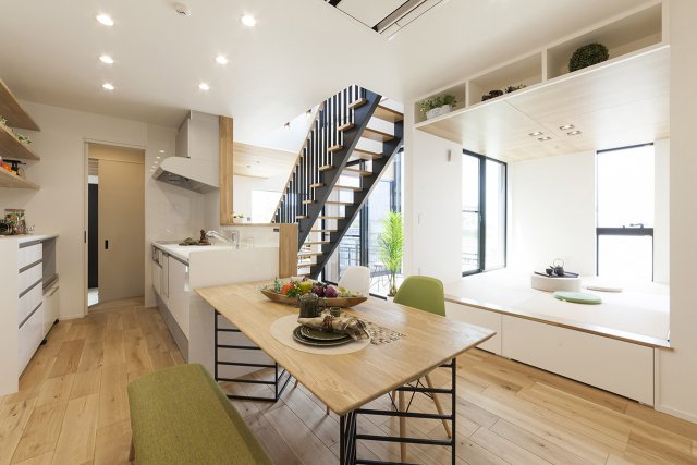 小上がりのタタミコーナーは、ダイニングに合わせてデザインしました。
板張りにした天井は、大空間のアクセントにもなっています。