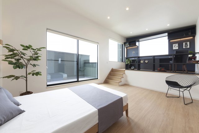 寝室に書斎スペースを設けました。
フロアの高さを変えることで、同じ部屋にありながらも別空間であることをゆるやかに表現しています。