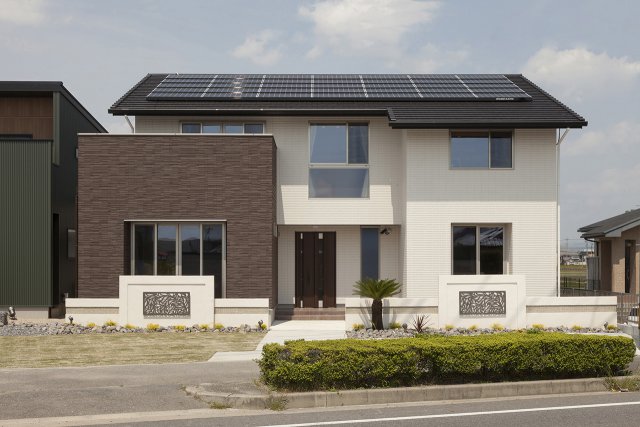 二世帯仕様の家はシンプルで飽きの来ない外観デザイン。
バルコニーにはアクセントタイルを施しました。