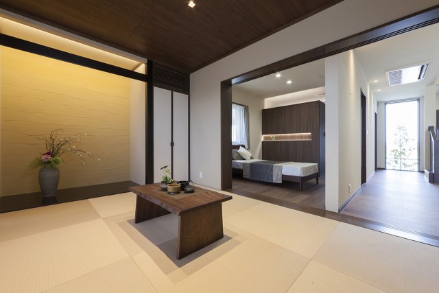 モダンな雰囲気ながらも落ち着きのある和室。
家族はもちろん、ご両親やご友人にも寛いでいただける一室です。