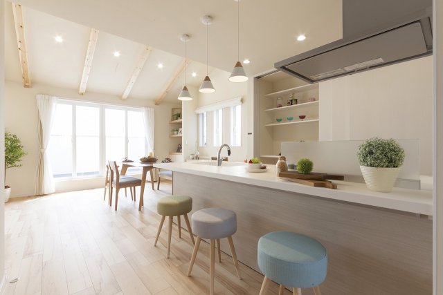 勾配天井で広々とした子世帯のリビングダイニング。 梁を見せ一定のリズムをつくりながら、木の風合いで居心地の良い空間に仕上げました。