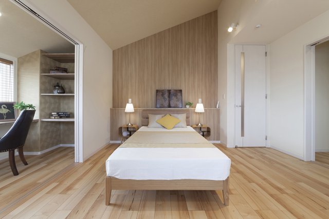 書斎を併設させた、ホテルライクな寝室。
カエデの床材やナチュラルな質感のアクセントクロスで、穏やかな空気に満ちています。