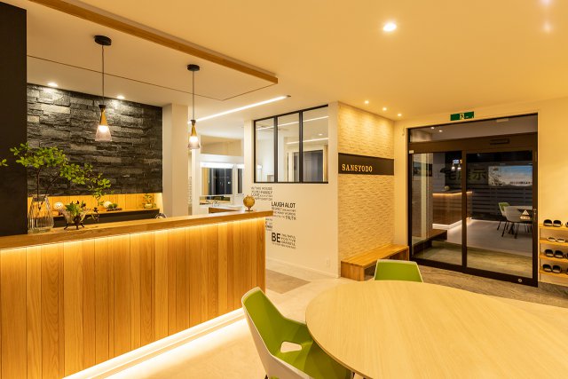 壁にオークの挽き板を使用し、多灯配置のガウス照明がランダムな高低差を作ることで空間に動きを生み、上質な空間に。