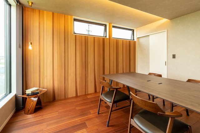 壁にアクセントとして、レッドシダーの間接照明を使用して落ち着いた空間を演出。