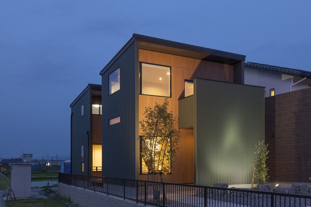 ガルバリウムと木目調サイディングを組み合わせたナチュラルモダンな家。
格好良さの中に優し気な雰囲気が漂います。