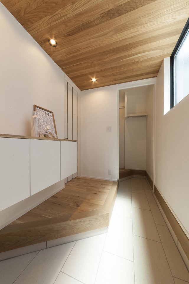 天井に無垢のオーク材を用いた玄関ホールは、木の優しさに包まれるような心地よさがあります。