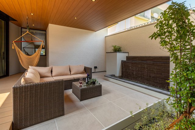 どの部屋からでも景色が楽しめるように配置されたウォーターガーデン。
流れる水の音や水面のゆらめきが癒しのひと時を届けてくれます。