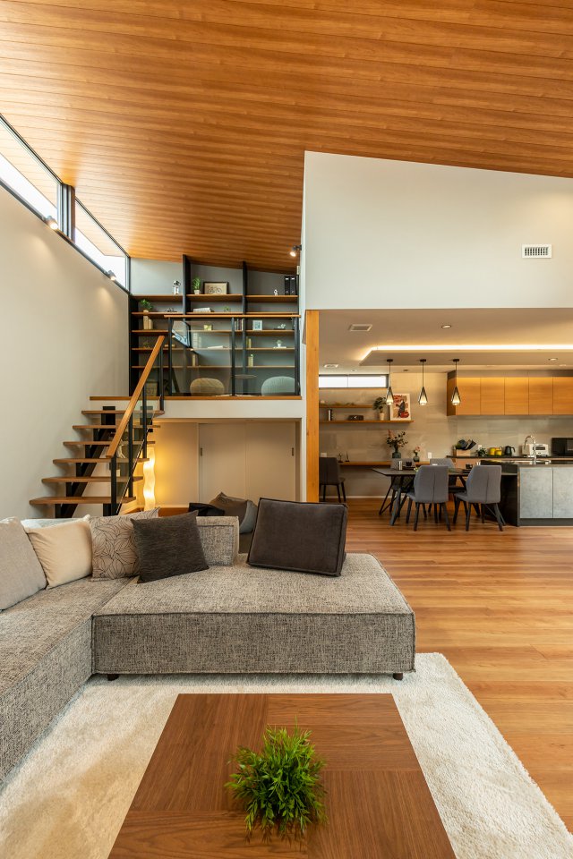 高天井を利用したスキップフロアです。下部は秘密基地風のフリールームに、上部は造り付けの本棚を擁するラウンジスペースとしました。