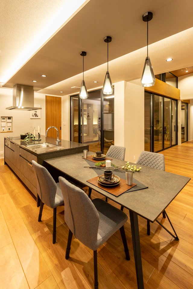 DKは横ラインを意識して美しさと落ち着いた雰囲気にまとめました。
キッチンから全ての空間が見渡せるように窓を配置。正面のサッシからはウォーターガーデンまで見通すことができます。