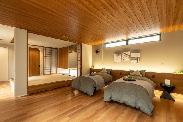 天井には木目の美しい羽目板を使用、軒天と板目を揃えることで中庭との一体感がさらに深まりました。
ウォークインクローゼットに書斎まで備えたホテルライクな一室です。