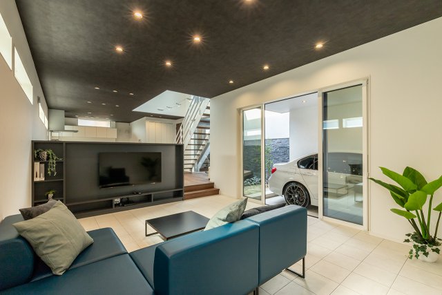 つややかな大理石調のタイルが上質な空気感を漂わせるリビング。
ガレージとはガラスサッシで仕切られているため、室内から愛車を眺めることができます。