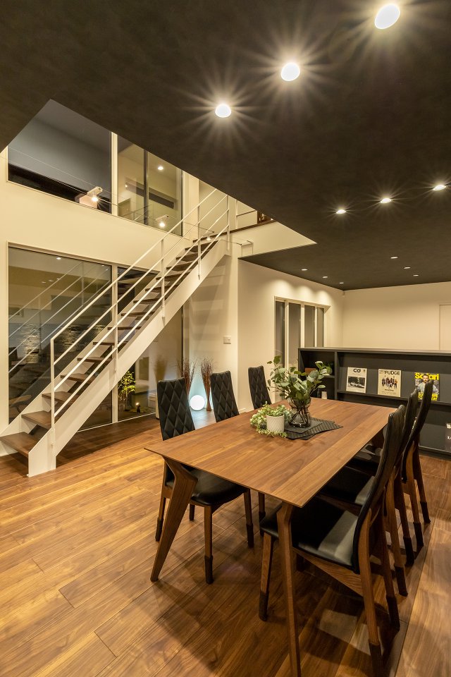 ストリップ階段の視覚的な抜けが、空間に広がりとゆとりをもたらします。
風景になじませながらもアクセントとしての役割も持たせるため、細部のデザインに至るまで気を配りました。