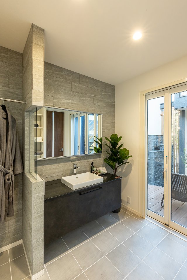 高級感溢れるタイル貼りの洗面。直接繋がっているので、入浴後にウッドデッキでリラックスすることができます。