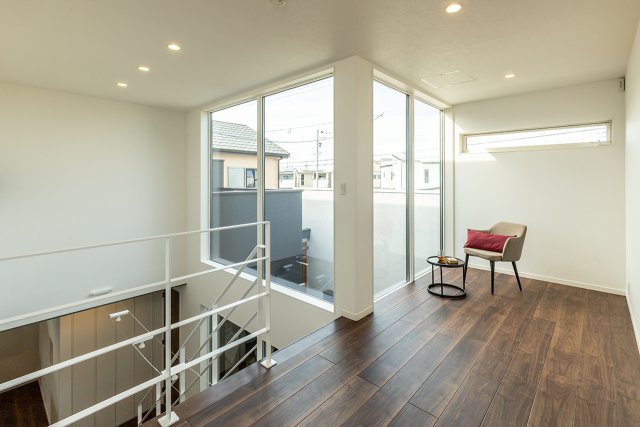 吹き抜けを通して上下階につながりが生まれるため、どこに居ても家族の気配を感じられる安心感が生まれます。
大きな窓から差し込む陽光をしっかりと階下まで導くことができるのもメリットの一つです。