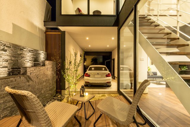 流れる水の音に心癒されるウォーターガーデンのある中庭。
目隠し壁があるので、外からの視線を気にせず過ごしていただけます。