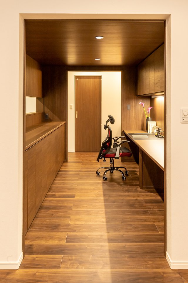 天井が低く、洞穴のようなイメージの書斎スペース。
壁や天井を床材と同系色の面材貼りとしたことで統一感が生まれ、落ち着きのある上品な空間となりました。