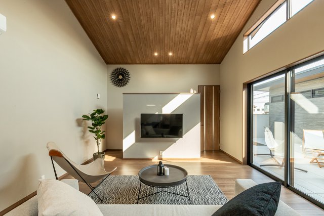 勾配天井による立体的な空間演出で開放感あふれるリビング。
床色と合わせた天井の化粧板がアクセントとなり、洗練された雰囲気を醸し出しています。