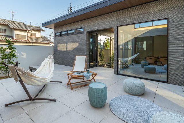 通り抜ける光と風が心地よいタイルデッキの中庭は、LDKとフラットにつながるアウトリビングとしてもお使いいただけます。
汚れてもブラシで簡単に掃除ができ、メンテナンスが楽なのも嬉しいポイント。