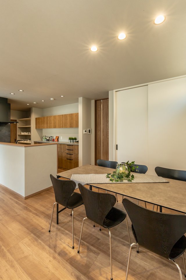 食材や日用雑貨が余裕でストックできる広めのパントリー。
棚の高さが自在に変えられるので、調理器具もキレイに納めることができます。