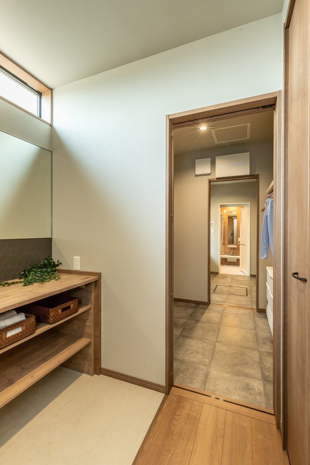 ストレスフリーに家事をこなせるように、洗面からバスルームまでを直線でつなぎ、ファミリークロークを脱衣室に併設しました。
浴室・脱衣室で乾燥させた洗濯物をハンガーにかけたまま収納できます。