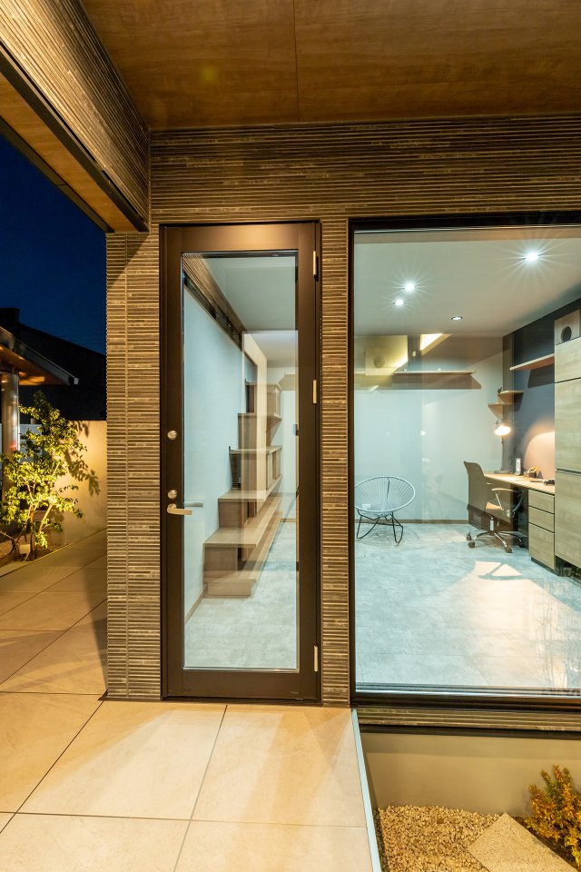 独立したプレイルームには、猫との暮らしが楽しめるように、壁面にキャットウォークやステップを収納とともに据え付けました。