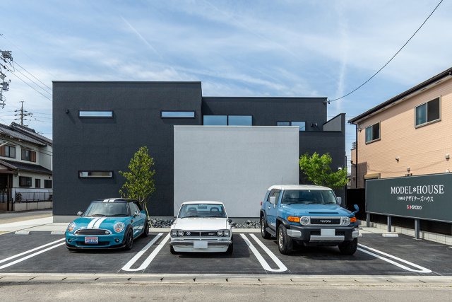 黒色のジョリパットによる重厚感ある外観。
正面の木目が良いアクセントになっています。