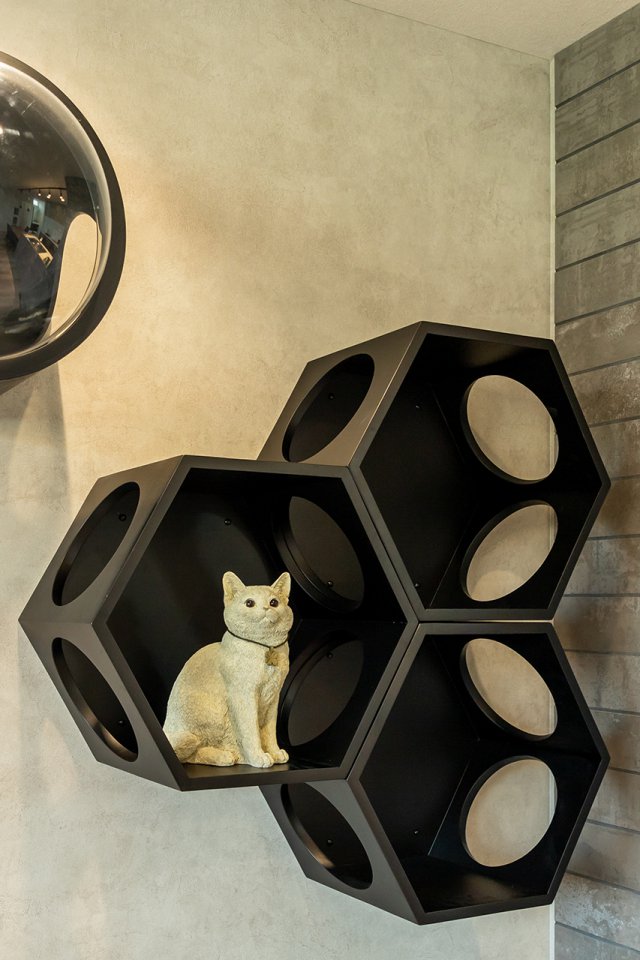 造り付けのTVボードに合わせて、お洒落なキャットウォークも設置しました。