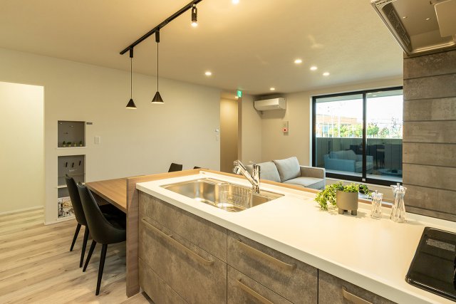 キッチンはクリナップ製で、キッチン腰壁とダイニングテーブルを同材で製作することで、まるでオーダーキッチンのように仕上がりりました。