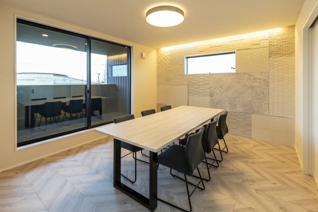 打ち合わせスペースとなっています。エコカラットを15パターン貼った展示壁や、カラフルな建具を使用した居室など見どころも満載です。