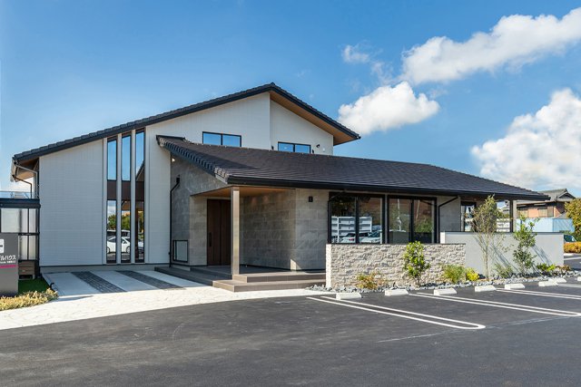 玄関のみ共有の二世帯住宅。重厚感のある大屋根が特徴です。