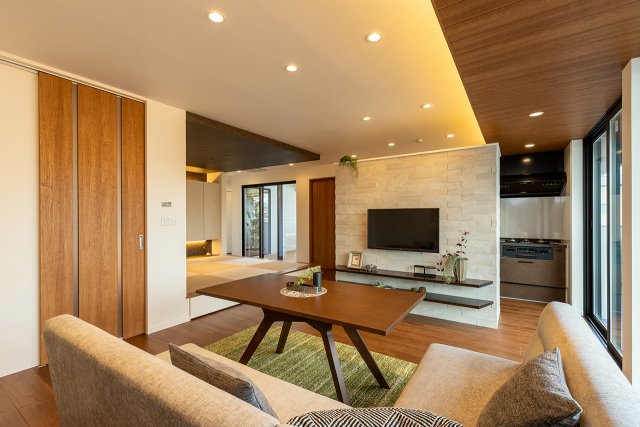 親世帯のLDKはコンパクトな空間にまとめ、食事用にも寛ぎ用にも使えるダイニングソファーを設えました。