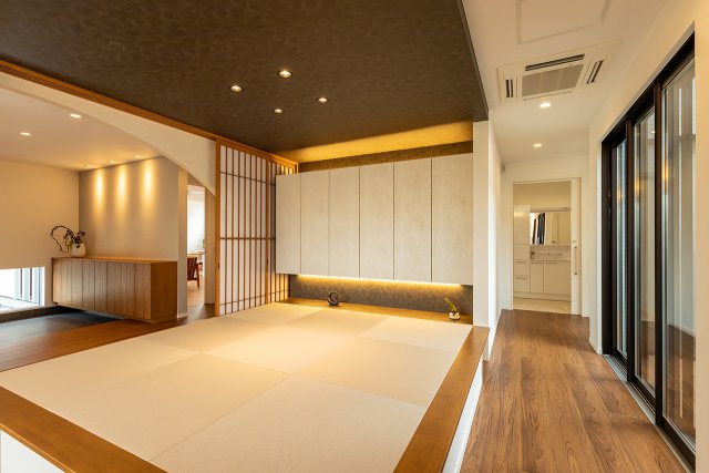 小上がりのタタミコーナーを併設することで、窮屈さを解消しています。