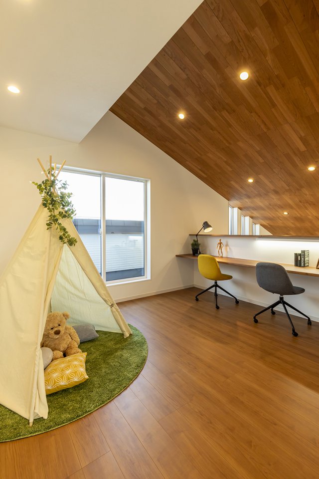 2階のフリースペースは造り付けのカウンターもあり、テレワークをするのに最適です。LDKと勾配天井でつながっているため、家族の気配を感じながら作業することができます。