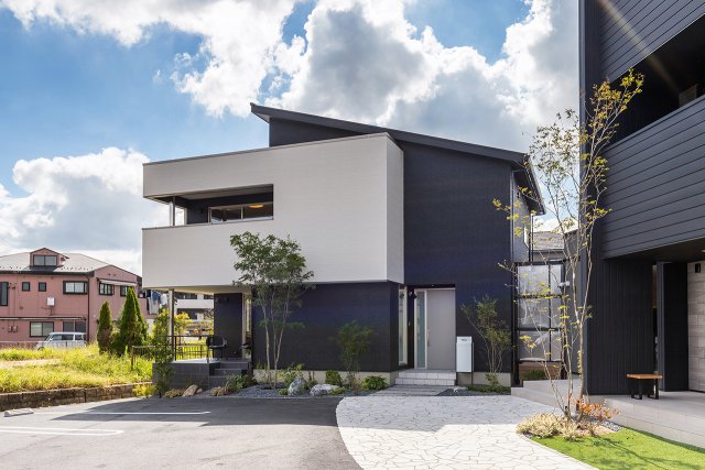 片流れ屋根とBOX型を組み合わせたシンプルモダンな外観。アクセントの外壁には、継ぎ目が目立ちにくいFu-geを採用したデザイナーズ住宅です。