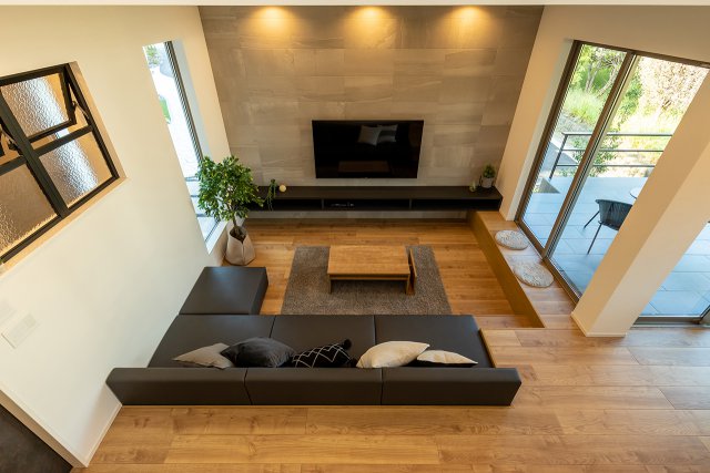 ダウンフロアで視線の変化を楽しむ空間です。TVボード面はシンプルにまとめました。