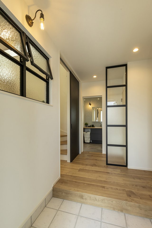 アイカスマートサニタリーを使用したセミオーダーの造作洗面。玄関から直接アクセスできるため、リビングに入る前に手洗いが可能です。
