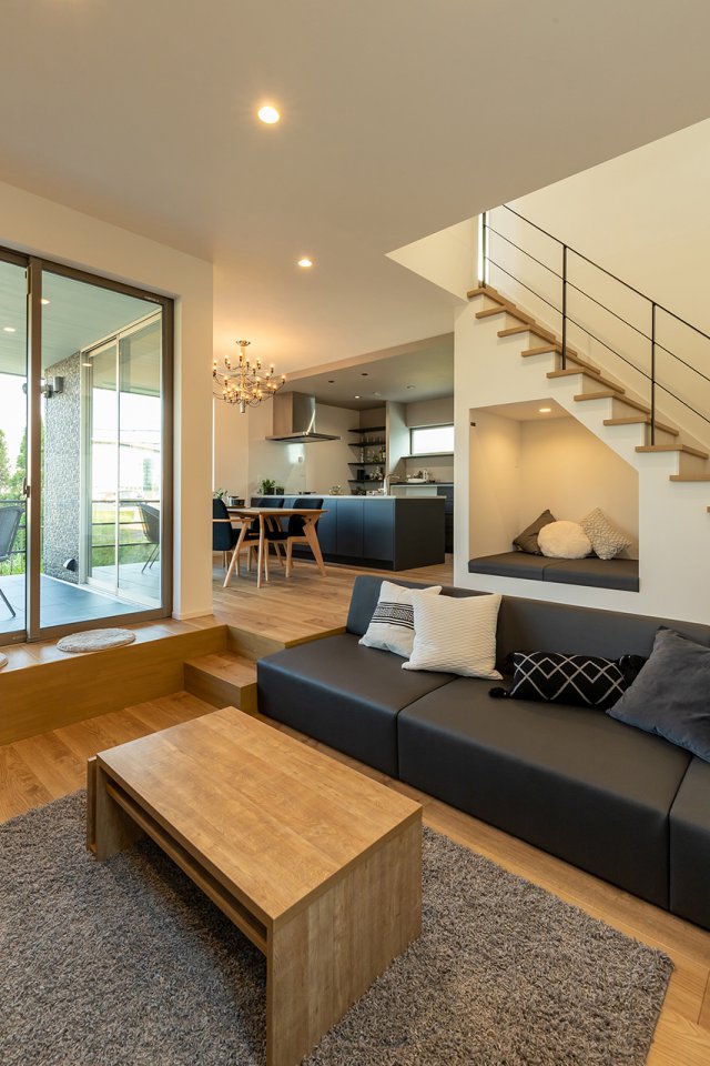 階段下のスペースを利用したヌックスペース。居心地の良い空間となっています。